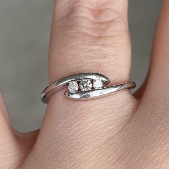 SOLD! 10K solid white gold diamond trilogy bypass ring - Picture 4 of 6